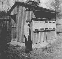 Vater vor seinem neuen Bienenhaus (1956)