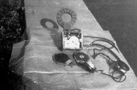 Detektorapparat mit Korbspulen und Kopfh&ouml;rern vom Pfarrer Paul K&uuml;hne