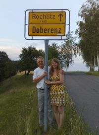 Mit Tochter Sigrun am Ortseingang von Doberenz (2007)