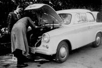 Vaters inspiziert seinen neuen Trabant, mein älterer Bruder Reinhard schaut zu (1963)